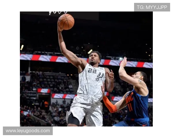 切特·霍姆格伦挡拆拉开内线空间，提升球队进攻效率明显