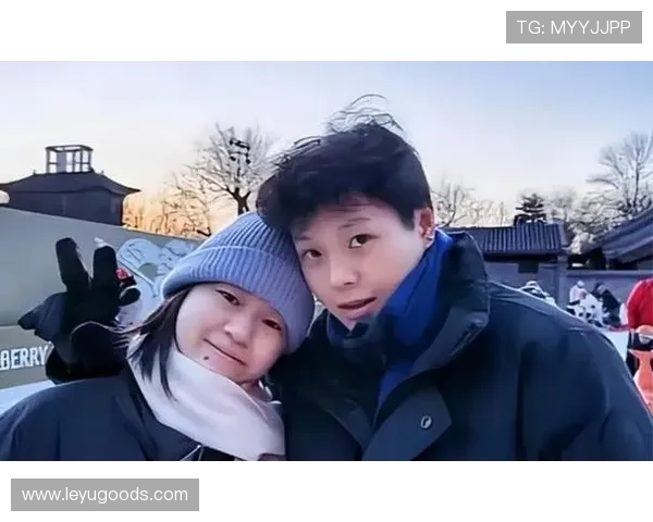 陈艺文家的冰箱里居然塞满了蛋白粉和冰块,连瓶可乐都找不到 陈艺文家的冰箱里居然塞满了蛋白粉和冰块,连瓶可乐都找不到